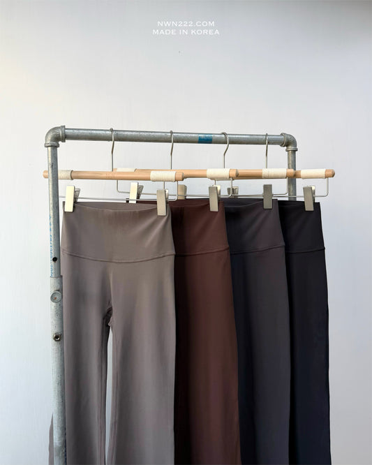 瘦一圈微喇叭彈性褲 BY NWN