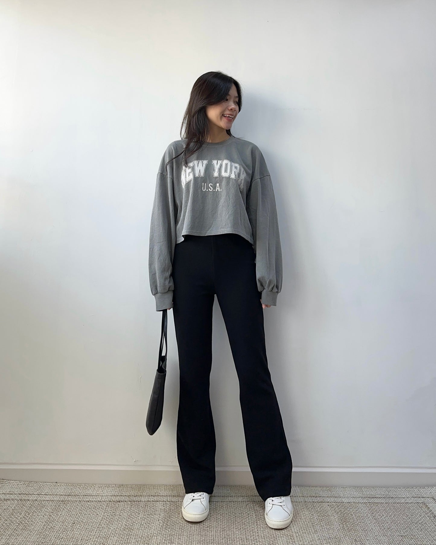 暗羅紋修腳微喇叭褲