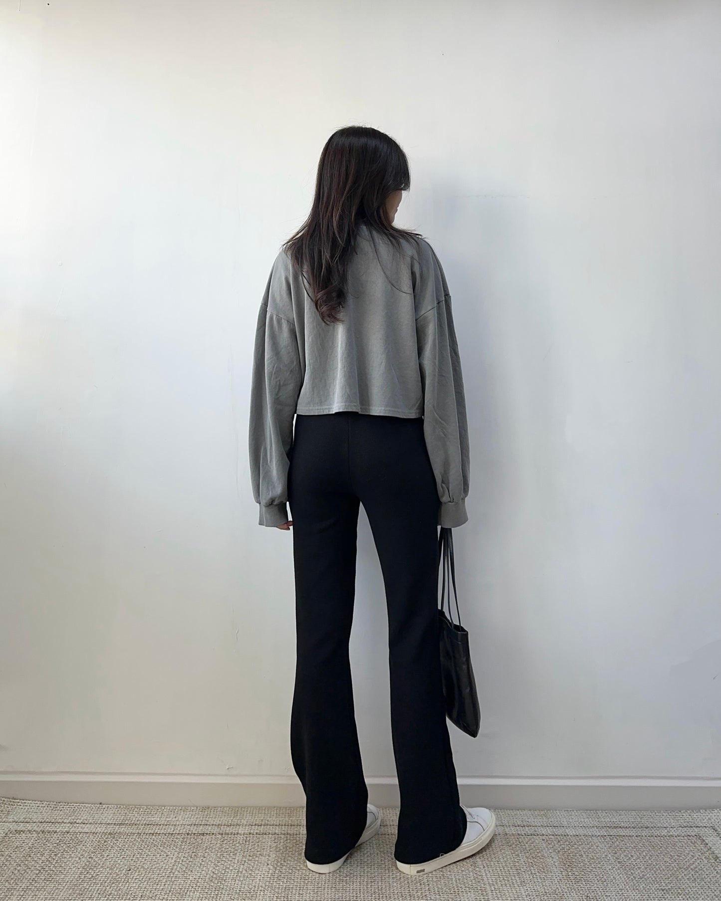 暗羅紋修腳微喇叭褲