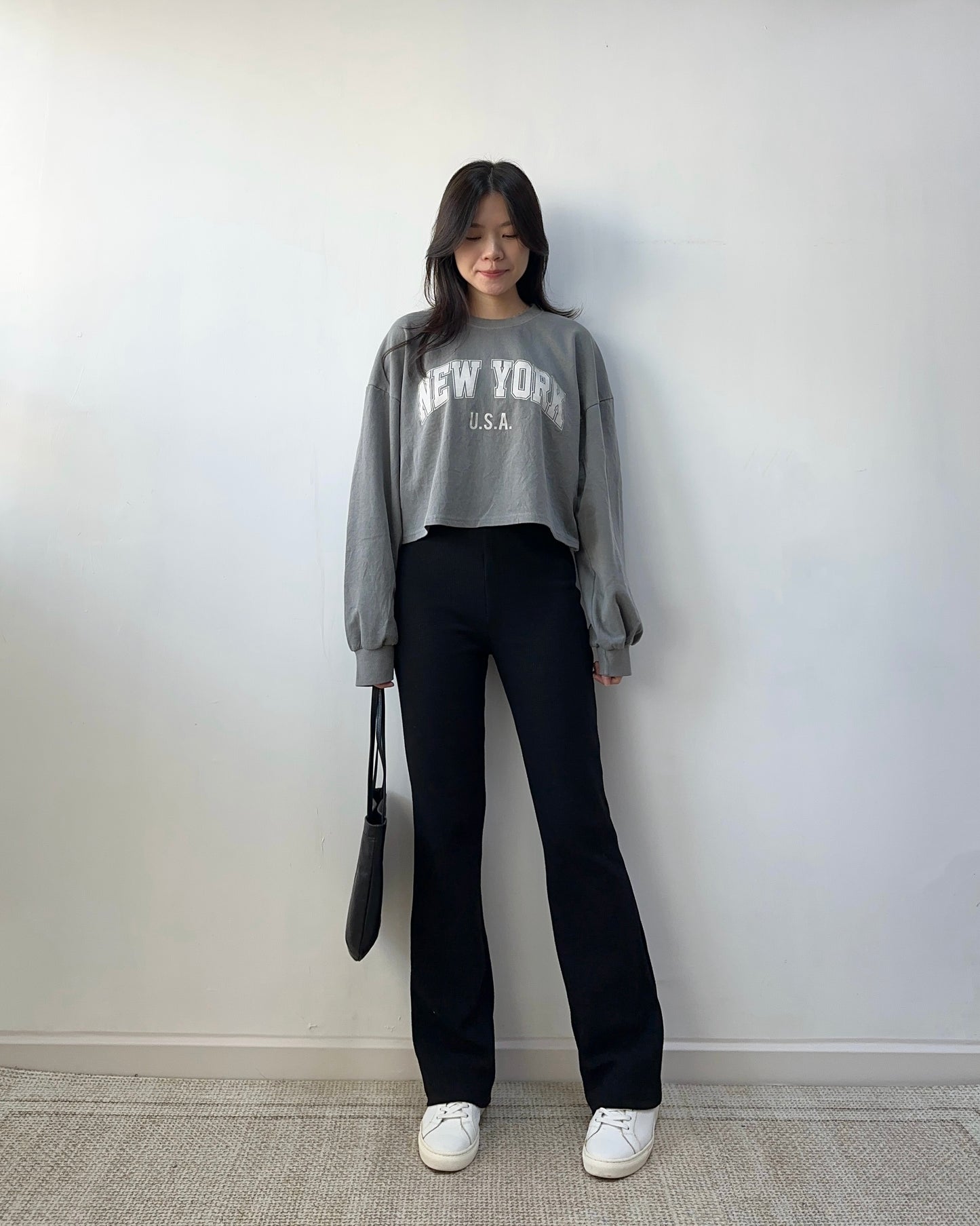 暗羅紋修腳微喇叭褲